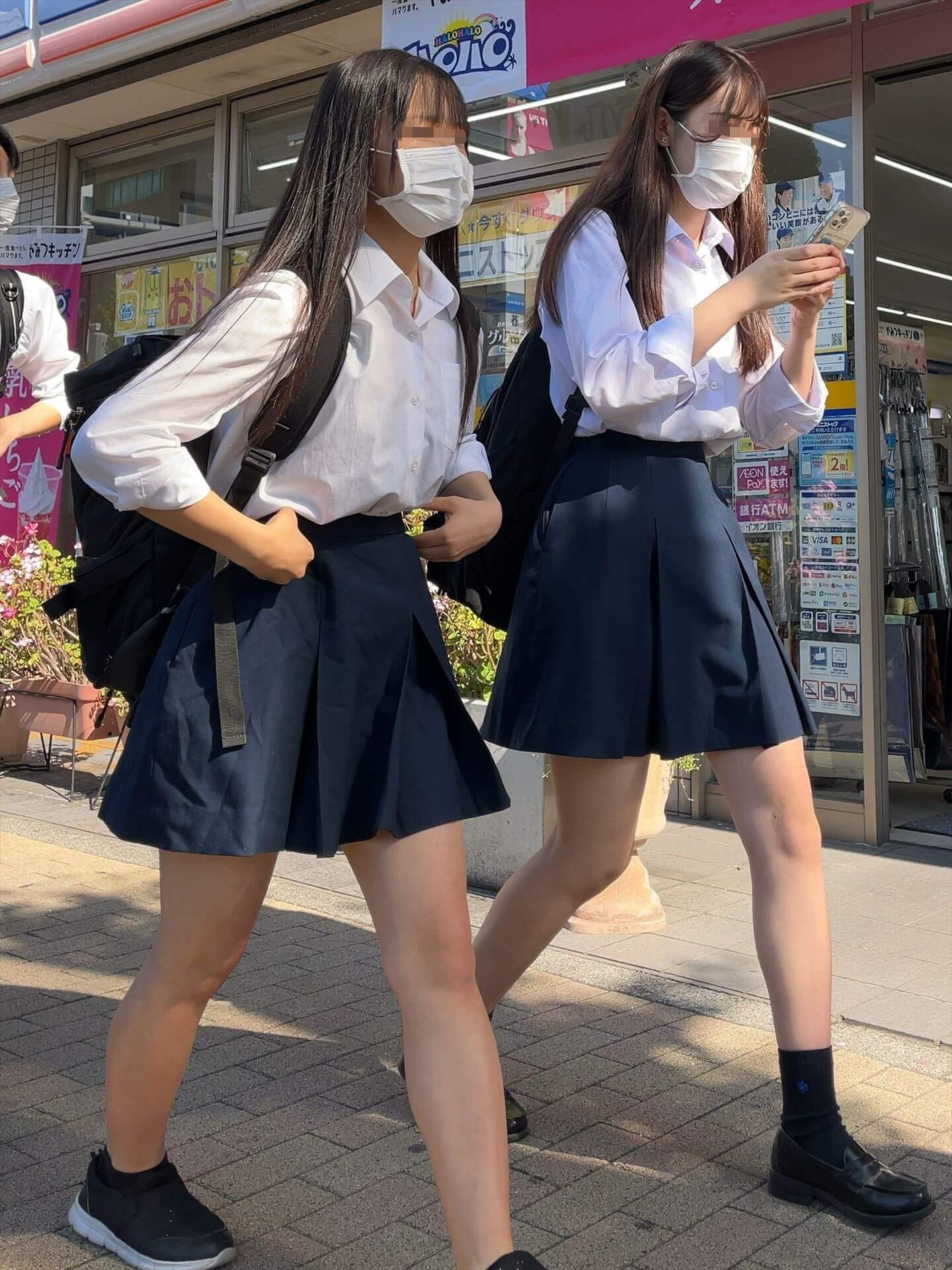 街中で眼福♡JKの太ももや生足に目がいっちゃう画像っす！マスクしてるのがまたリアルだなｗ006