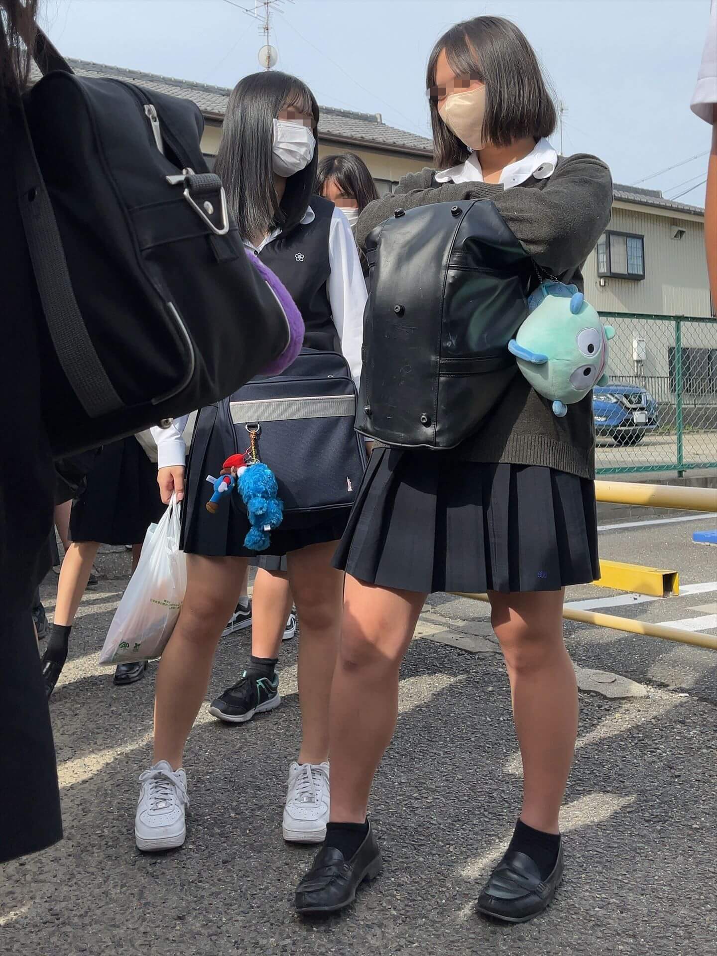 街中で眼福♡JKの太ももや生足に目がいっちゃう画像っす！マスクしてるのがまたリアルだなｗ007