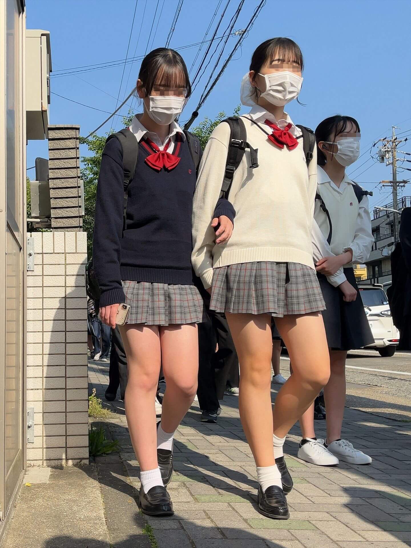 街中で眼福♡JKの太ももや生足に目がいっちゃう画像っす！マスクしてるのがまたリアルだなｗ008