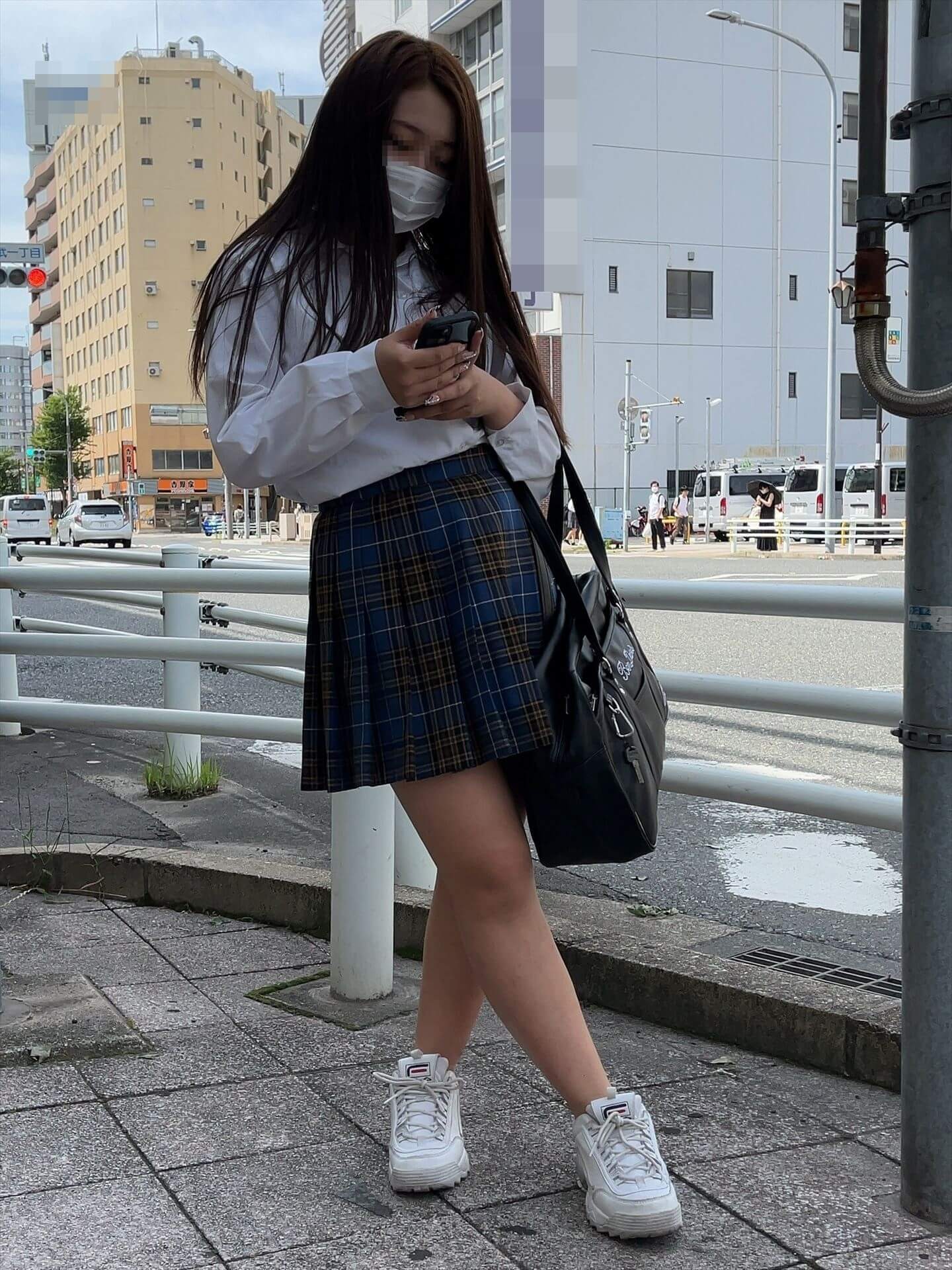 街中で眼福♡JKの太ももや生足に目がいっちゃう画像っす！マスクしてるのがまたリアルだなｗ010