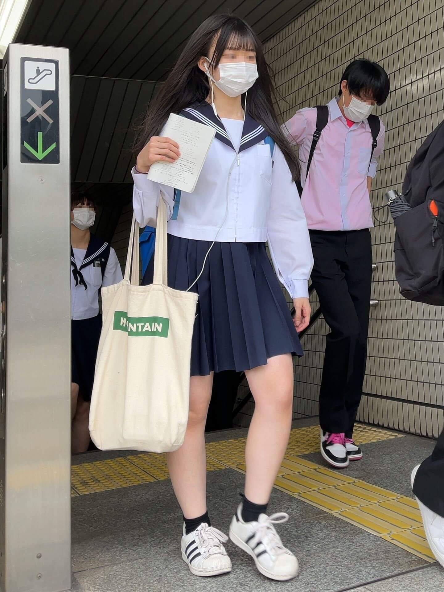 街中で眼福♡JKの太ももや生足に目がいっちゃう画像っす！マスクしてるのがまたリアルだなｗ012