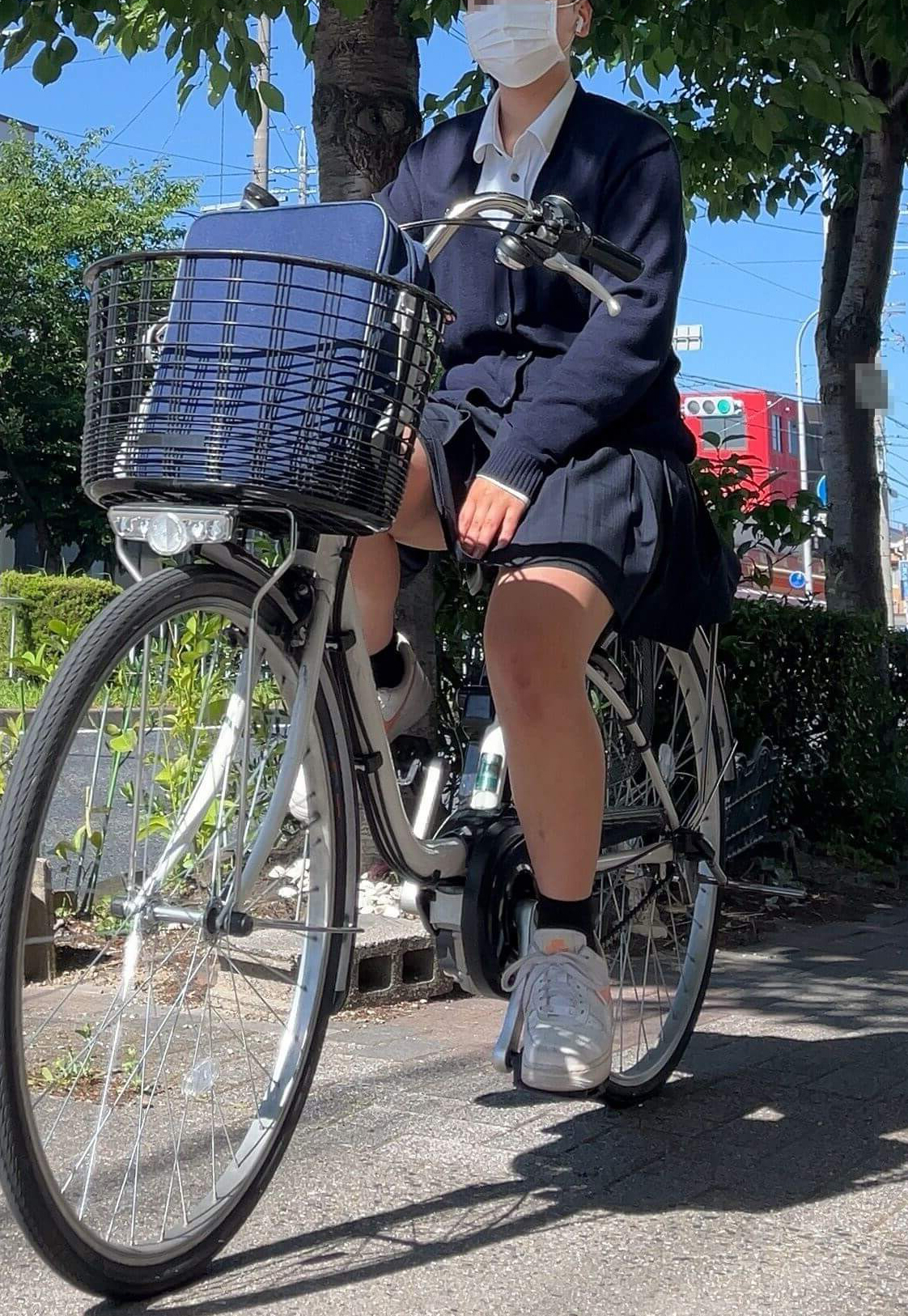 自転車&ミニスカで通学してるJKの画像♡令和編っす！パンチラしそうなアングルと太ももがイイネ!!010枚目