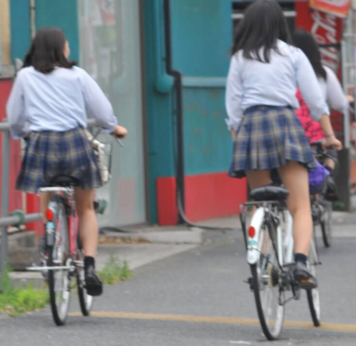 自転車&ミニスカで通学してるJKの画像♡令和編っす！パンチラしそうなアングルと太ももがイイネ!!012枚目