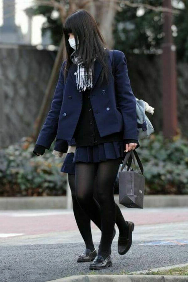 冬の定番♡JKの黒タイツエロ画像2024_002枚目