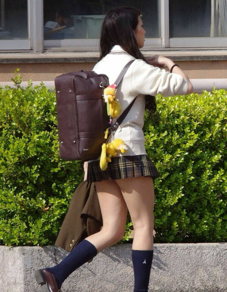 JKパンチラ動画像299枚!エロい女子の盗撮逆さ撮りやしゃがみパンツ 自撮り流出がエロくて抜ける!!【動画あり】049枚目