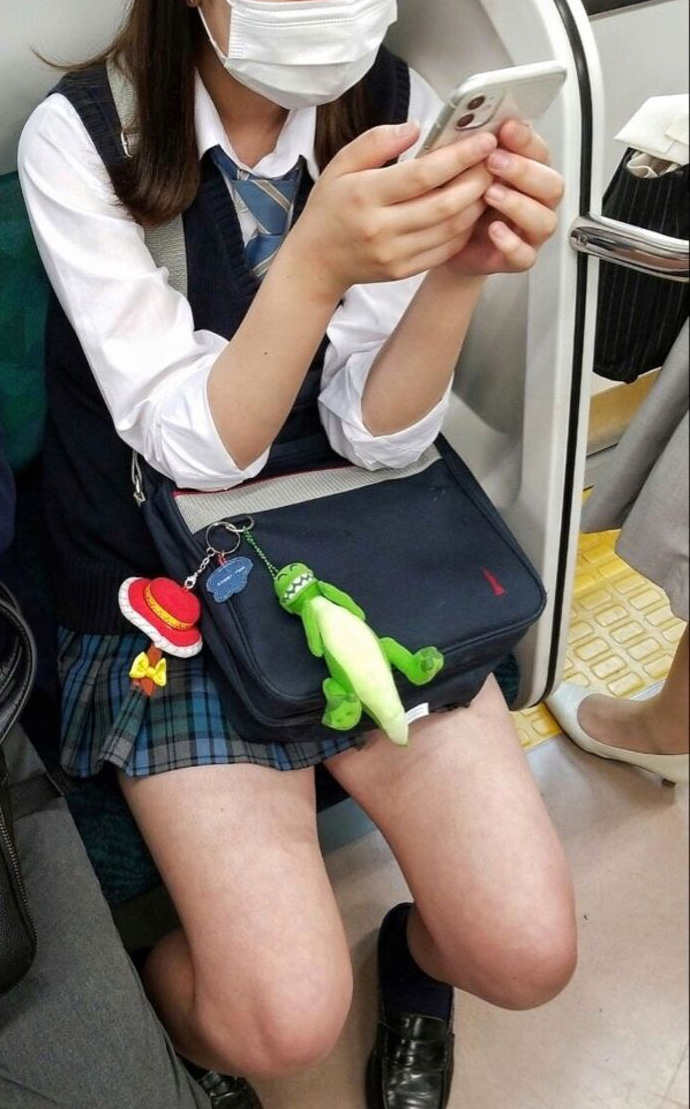 JKパンチラ動画像299枚!エロい女子の盗撮逆さ撮りやしゃがみパンツ 自撮り流出がエロくて抜ける!!【動画あり】086枚目