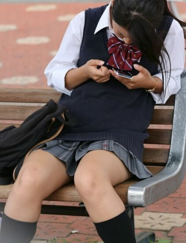 JKパンチラ動画像299枚!エロい女子の盗撮逆さ撮りやしゃがみパンツ 自撮り流出がエロくて抜ける!!【動画あり】090枚目