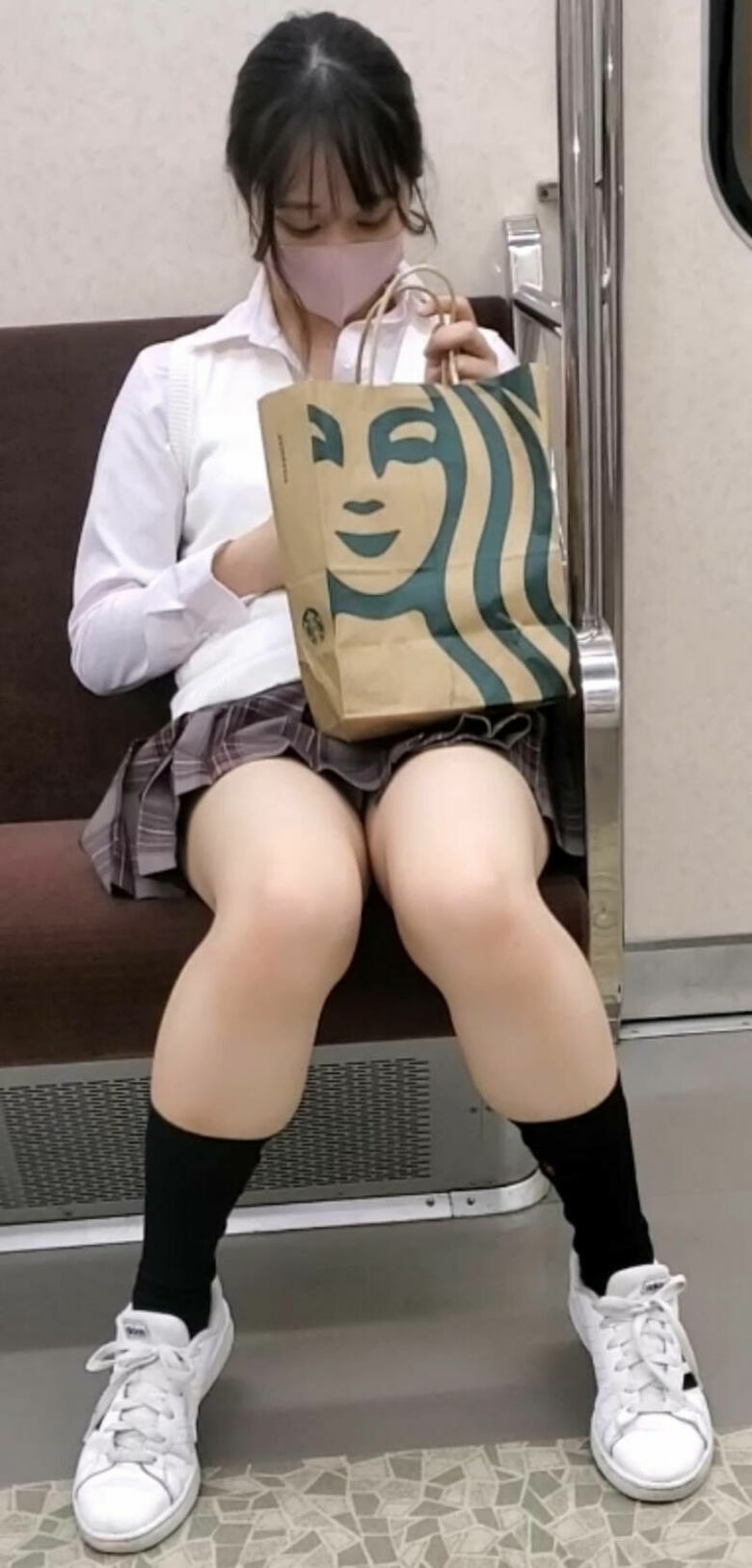 JKパンチラ動画像299枚!エロい女子の盗撮逆さ撮りやしゃがみパンツ 自撮り流出がエロくて抜ける!!【動画あり】139枚目