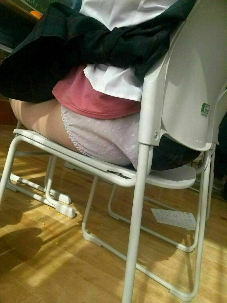 JKパンチラ動画像299枚!エロい女子の盗撮逆さ撮りやしゃがみパンツ 自撮り流出がエロくて抜ける!!【動画あり】296枚目