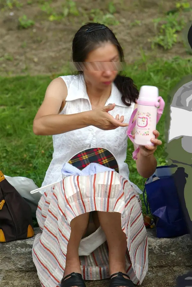 熟女 しゃがみパンチラ画像!リアル盗撮人妻のパンツに太もも♡たるみ具合がたまらないぜ!!005