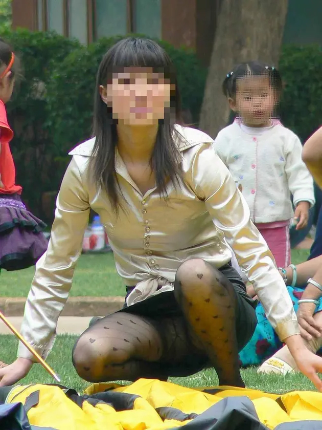 熟女 しゃがみパンチラ画像!リアル盗撮人妻のパンツに太もも♡たるみ具合がたまらないぜ!!008