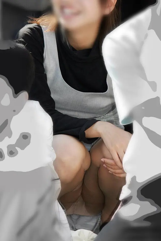 熟女 しゃがみパンチラ画像!リアル盗撮人妻のパンツに太もも♡たるみ具合がたまらないぜ!!019