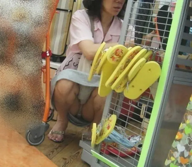 熟女 しゃがみパンチラ画像!リアル盗撮人妻のパンツに太もも♡たるみ具合がたまらないぜ!!021