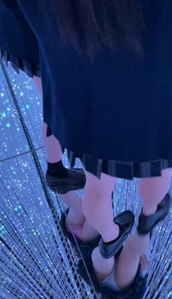チームラボ パンチラ画像!自撮り流出パンツ♡床が鏡だから逆さ撮り盗撮みたいで抜けちゃいます!!【動画あり】002枚目
