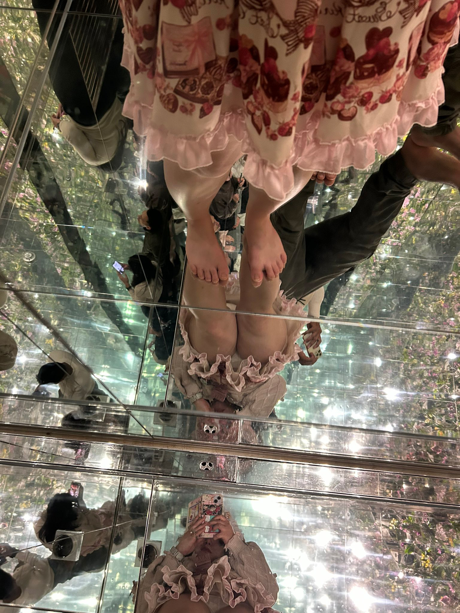 チームラボ パンチラ画像!自撮り流出パンツ♡床が鏡だから逆さ撮り盗撮みたいで抜けちゃいます!!【動画あり】006枚目