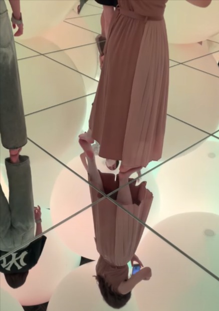 チームラボ パンチラ画像!自撮り流出パンツ♡床が鏡だから逆さ撮り盗撮みたいで抜けちゃいます!!【動画あり】009枚目