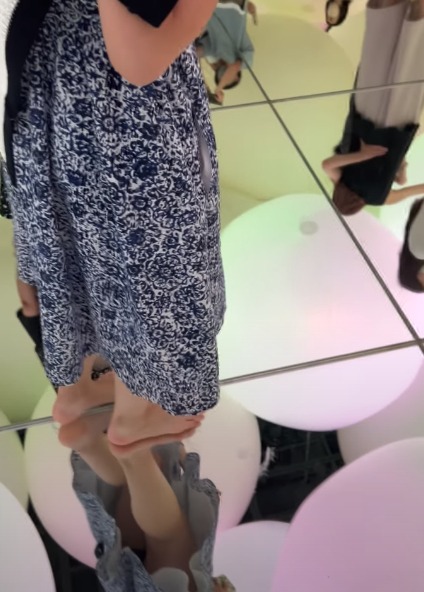 チームラボ パンチラ画像!自撮り流出パンツ♡床が鏡だから逆さ撮り盗撮みたいで抜けちゃいます!!【動画あり】011枚目