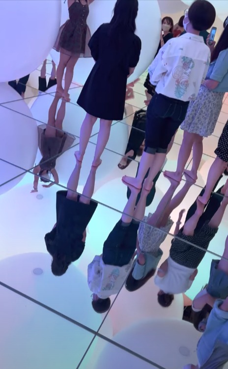 チームラボ パンチラ画像!自撮り流出パンツ♡床が鏡だから逆さ撮り盗撮みたいで抜けちゃいます!!【動画あり】012枚目