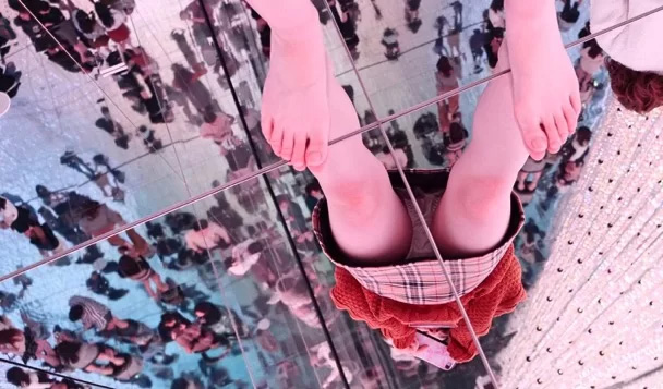 チームラボ パンチラ画像!自撮り流出パンツ♡床が鏡だから逆さ撮り盗撮みたいで抜けちゃいます!!【動画あり】014枚目