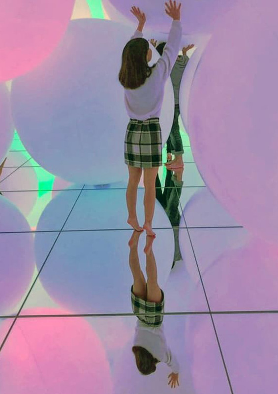 チームラボ パンチラ画像!自撮り流出パンツ♡床が鏡だから逆さ撮り盗撮みたいで抜けちゃいます!!【動画あり】015枚目