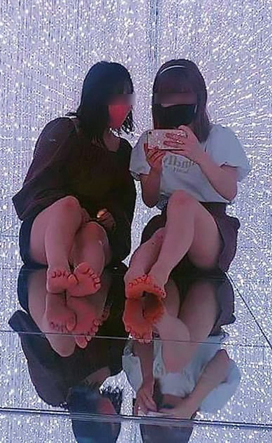 チームラボ パンチラ画像!自撮り流出パンツ♡床が鏡だから逆さ撮り盗撮みたいで抜けちゃいます!!【動画あり】018枚目
