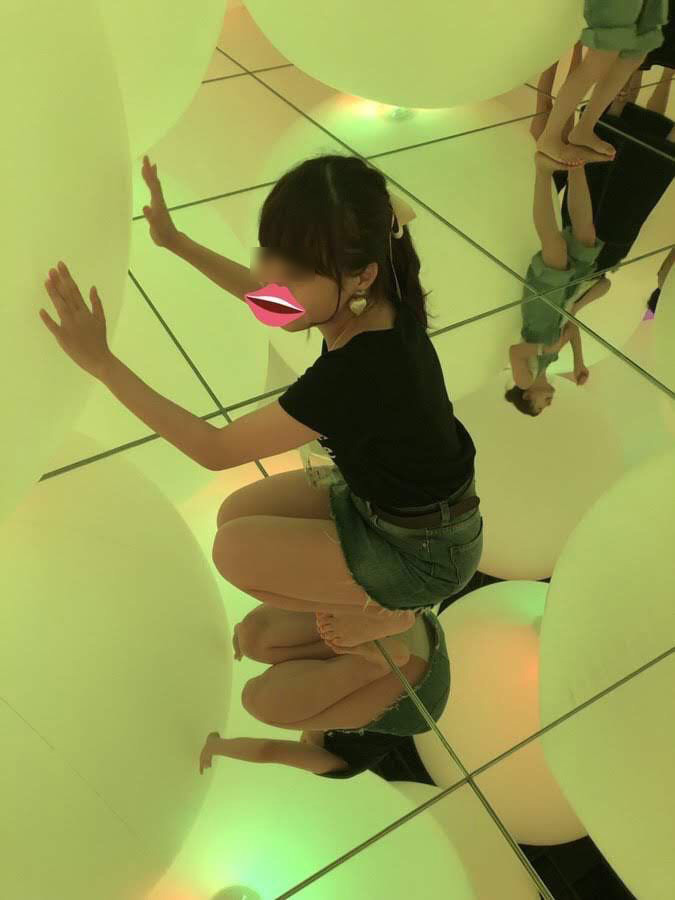 チームラボ パンチラ画像!自撮り流出パンツ♡床が鏡だから逆さ撮り盗撮みたいで抜けちゃいます!!【動画あり】031枚目