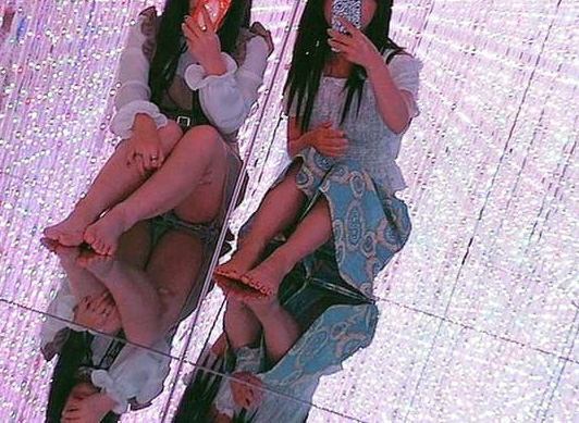 チームラボ パンチラ画像!自撮り流出パンツ♡床が鏡だから逆さ撮り盗撮みたいで抜けちゃいます!!【動画あり】034枚目