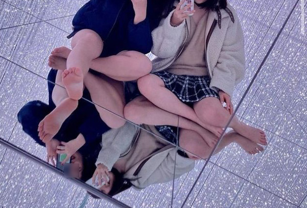 チームラボ パンチラ画像!自撮り流出パンツ♡床が鏡だから逆さ撮り盗撮みたいで抜けちゃいます!!【動画あり】042枚目