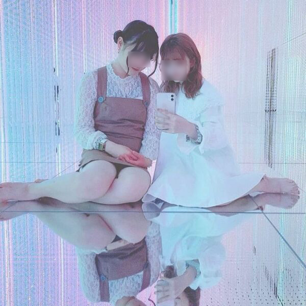 チームラボ パンチラ画像!自撮り流出パンツ♡床が鏡だから逆さ撮り盗撮みたいで抜けちゃいます!!【動画あり】050枚目