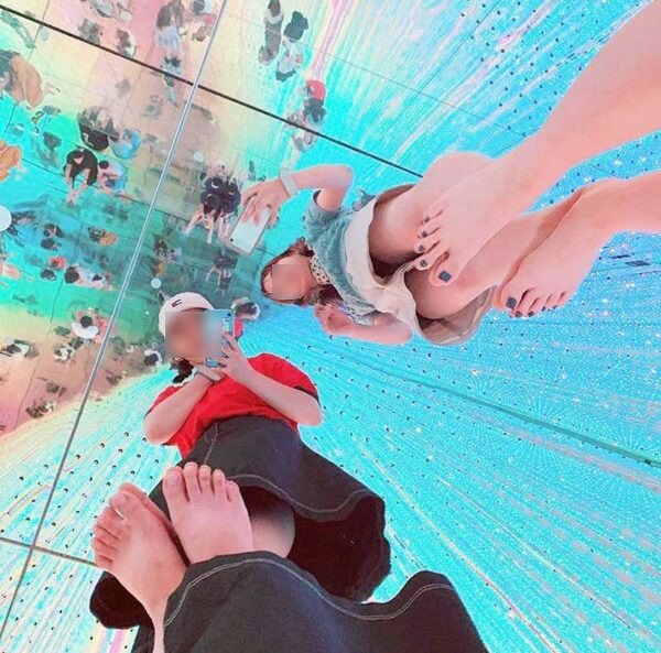 チームラボ パンチラ画像!自撮り流出パンツ♡床が鏡だから逆さ撮り盗撮みたいで抜けちゃいます!!【動画あり】055枚目