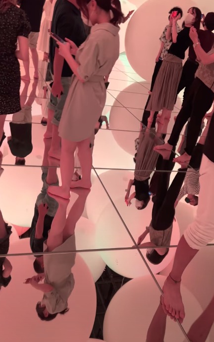 チームラボ パンチラ画像だぜ!自撮り流出パンツ♡床が鏡だから逆さ撮り盗撮みたいで抜けちゃいます!!【動画あり】010枚目