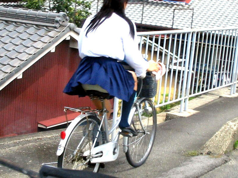 自転車 パンチラ画像015