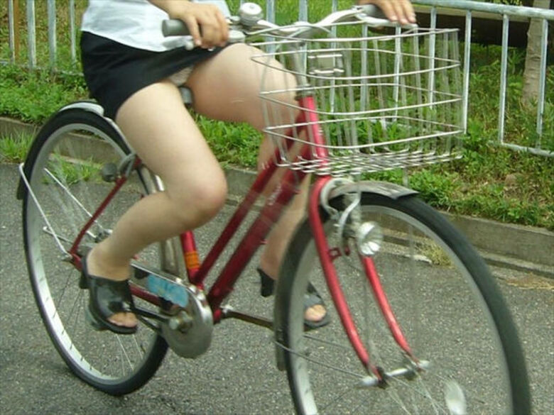自転車 パンチラ画像017