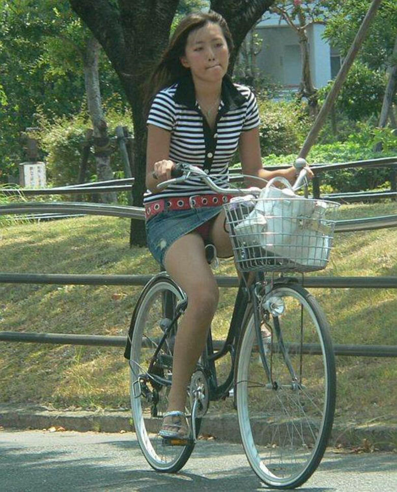 自転車 パンチラ画像039