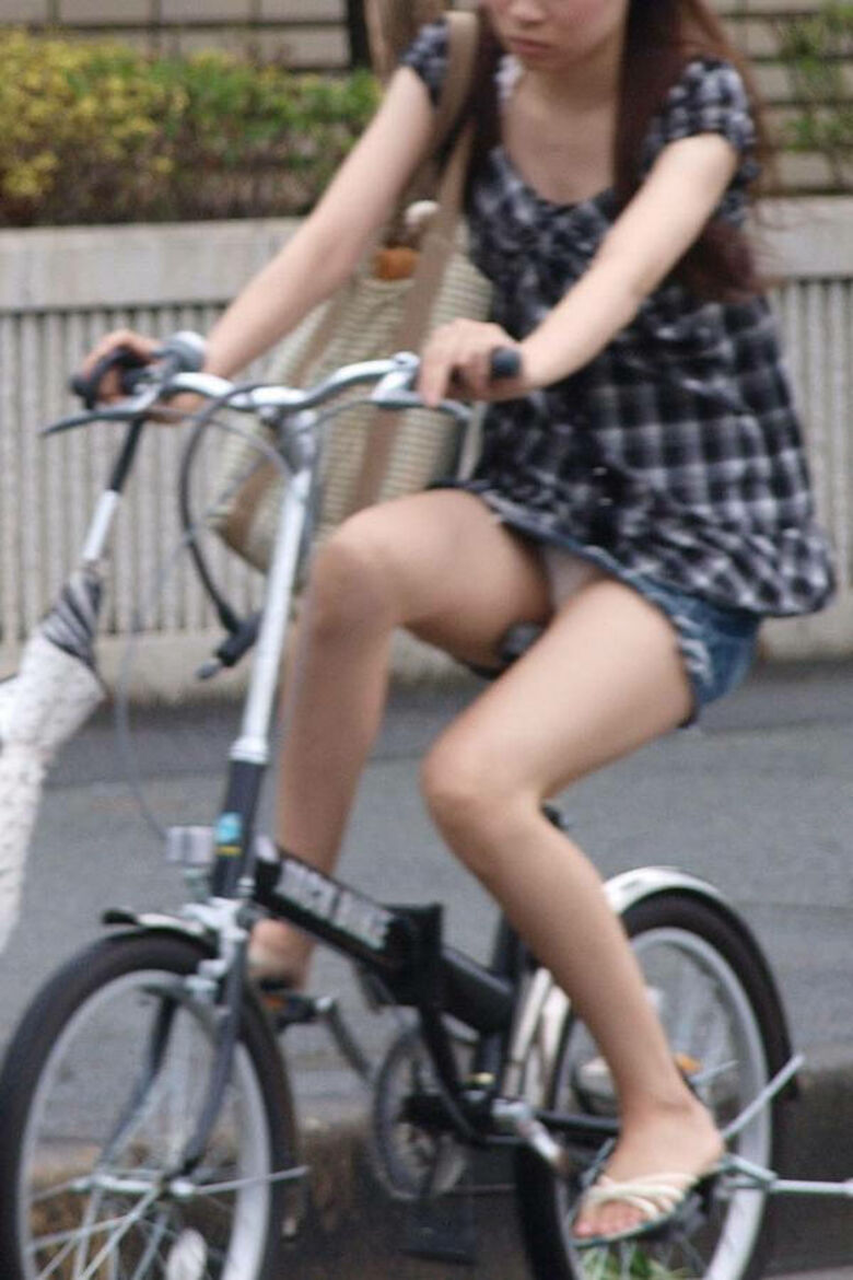 自転車 パンチラ画像069