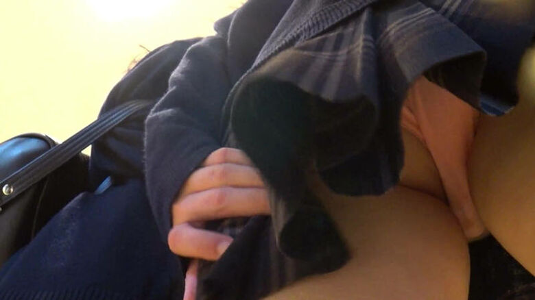 パンチラが抜ける逆さ撮り盗撮エロ動画像Vol.71_041枚目