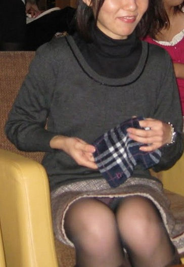 熟女 パンチラエロ画像だぜ！人妻・主婦の家庭内流出パンツ♡太ももや生足も抜けちゃいます♡005