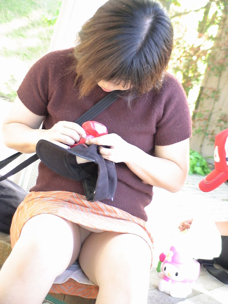 熟女 パンチラエロ画像だぜ！人妻・主婦の家庭内流出パンツ♡太ももや生足も抜けちゃいます♡007