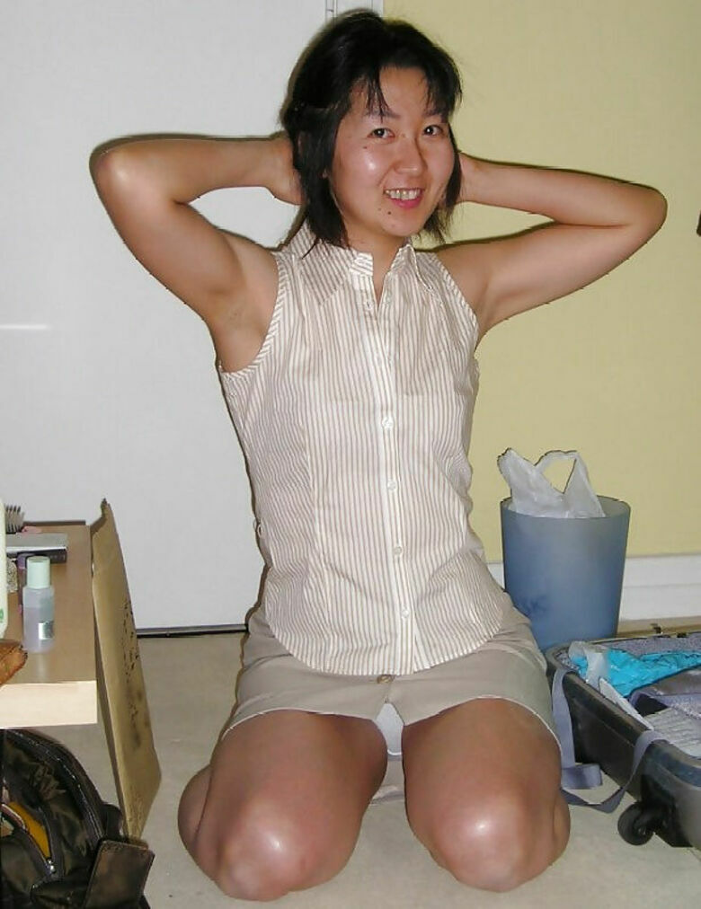 熟女 パンチラエロ画像だぜ！人妻・主婦の家庭内流出パンツ♡太ももや生足も抜けちゃいます♡028