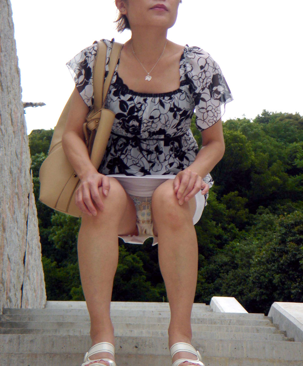 熟女 パンチラエロ画像だぜ！人妻・主婦の家庭内流出パンツ♡太ももや生足も抜けちゃいます♡035