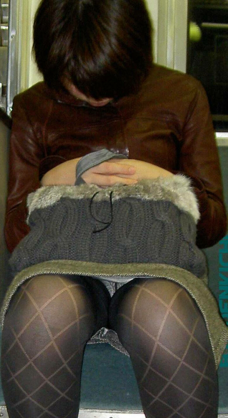 熟女 パンチラエロ画像だぜ！人妻・主婦の家庭内流出パンツ♡太ももや生足も抜けちゃいます♡059