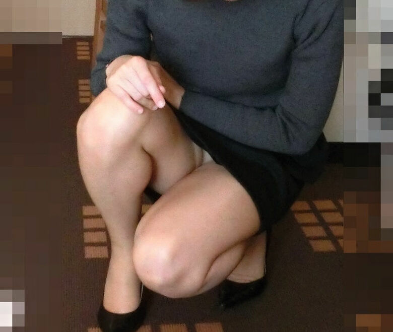 熟女 パンチラエロ画像だぜ！人妻・主婦の家庭内流出パンツ♡太ももや生足も抜けちゃいます♡103