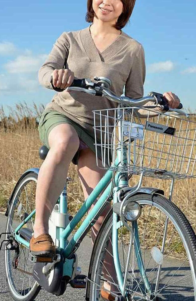 熟女 パンチラエロ画像だぜ！人妻・主婦の家庭内流出パンツ♡太ももや生足も抜けちゃいます♡108