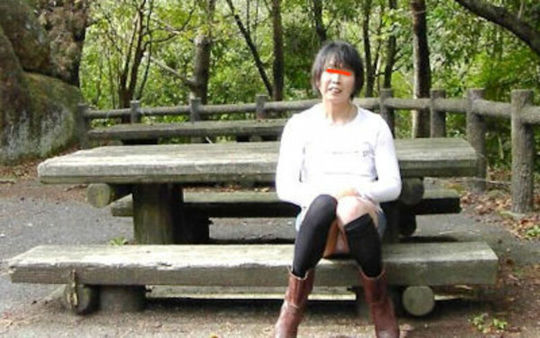 熟女 パンチラエロ画像だぜ！人妻・主婦の家庭内流出パンツ♡太ももや生足も抜けちゃいます♡125