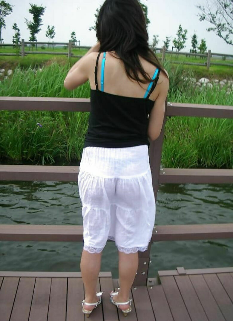 熟女 パンチラエロ画像だぜ！人妻・主婦の家庭内流出パンツ♡太ももや生足も抜けちゃいます♡139