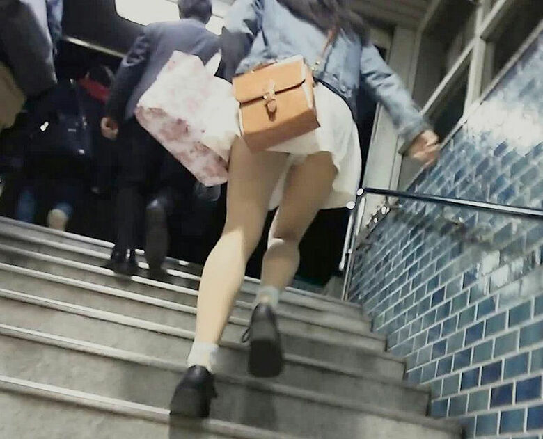 ぱんちら画像140枚！太ももやパンツが抜ける街撮りのミニスカパンチラエロ画像!!009枚目