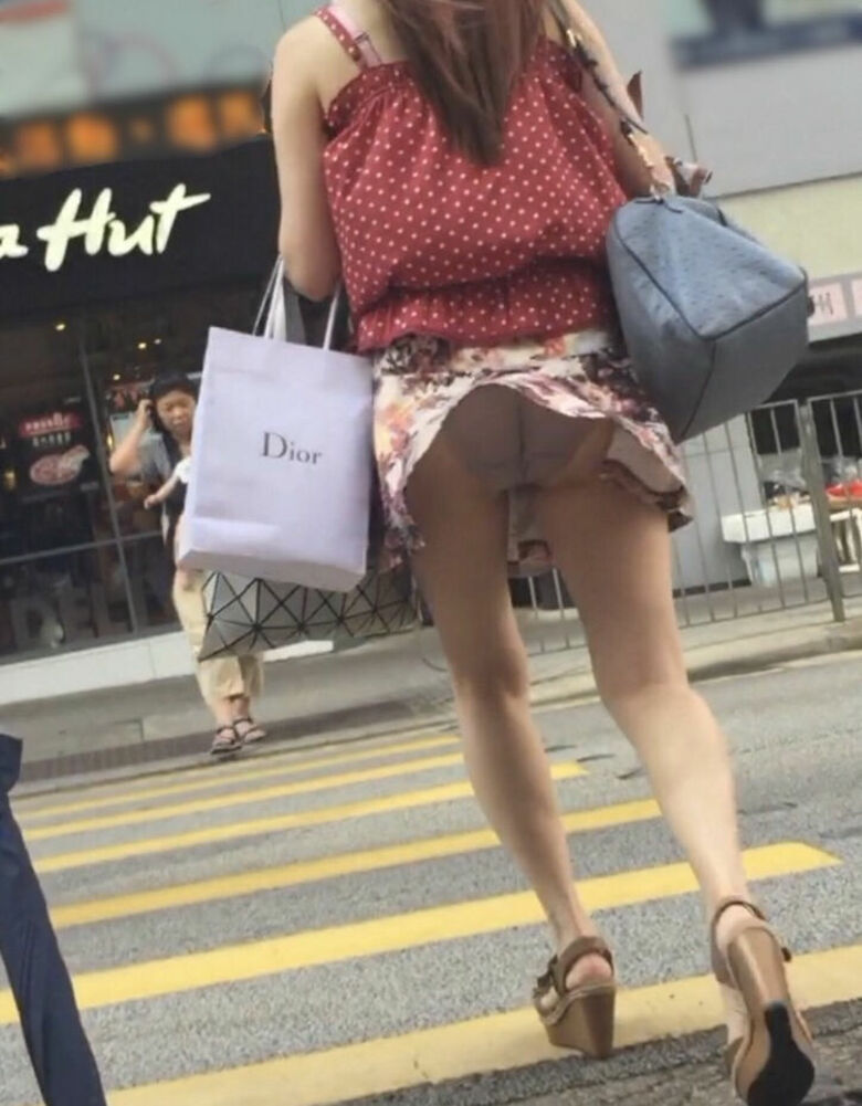 ぱんちら画像140枚！太ももやパンツが抜ける街撮りのミニスカパンチラエロ画像!!013枚目