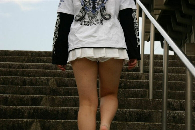 ぱんちら画像140枚！太ももやパンツが抜ける街撮りのミニスカパンチラエロ画像!!014枚目