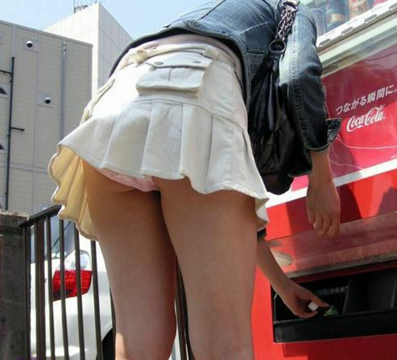 ぱんちら画像140枚！太ももやパンツが抜ける街撮りのミニスカパンチラエロ画像!!043枚目