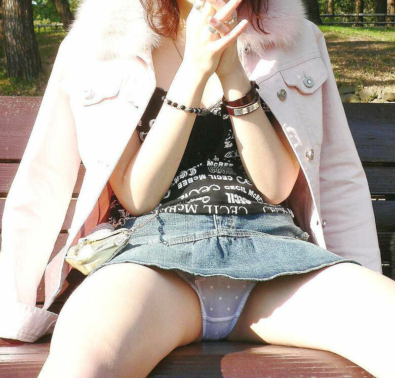 ぱんちら画像140枚！太ももやパンツが抜ける街撮りのミニスカパンチラエロ画像!!046枚目